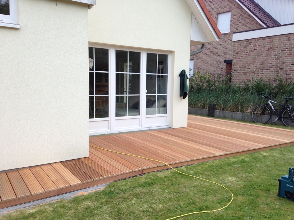 Hochwertige Holzterrasse am Einfamilienhaus – professionelle Terrassenbau-Arbeiten von HGB Holz- & Gartenbau.