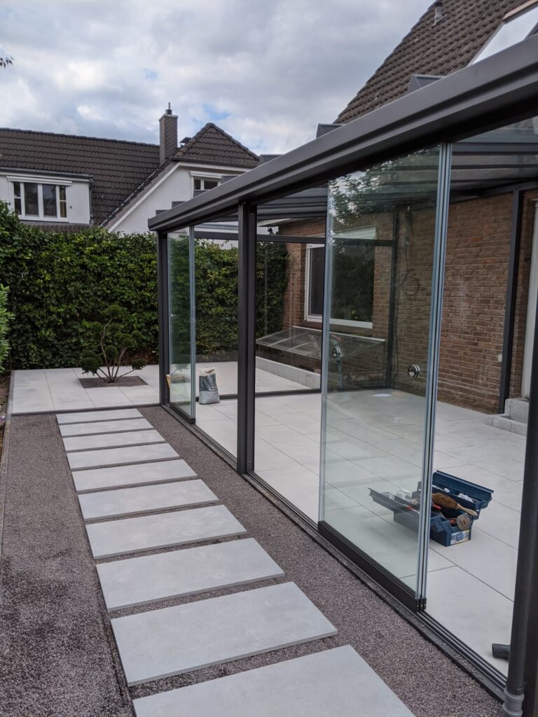 Modern gestaltete Terrasse mit großformatigen hellgrauen Platten und klarer, eleganter Linienführung.