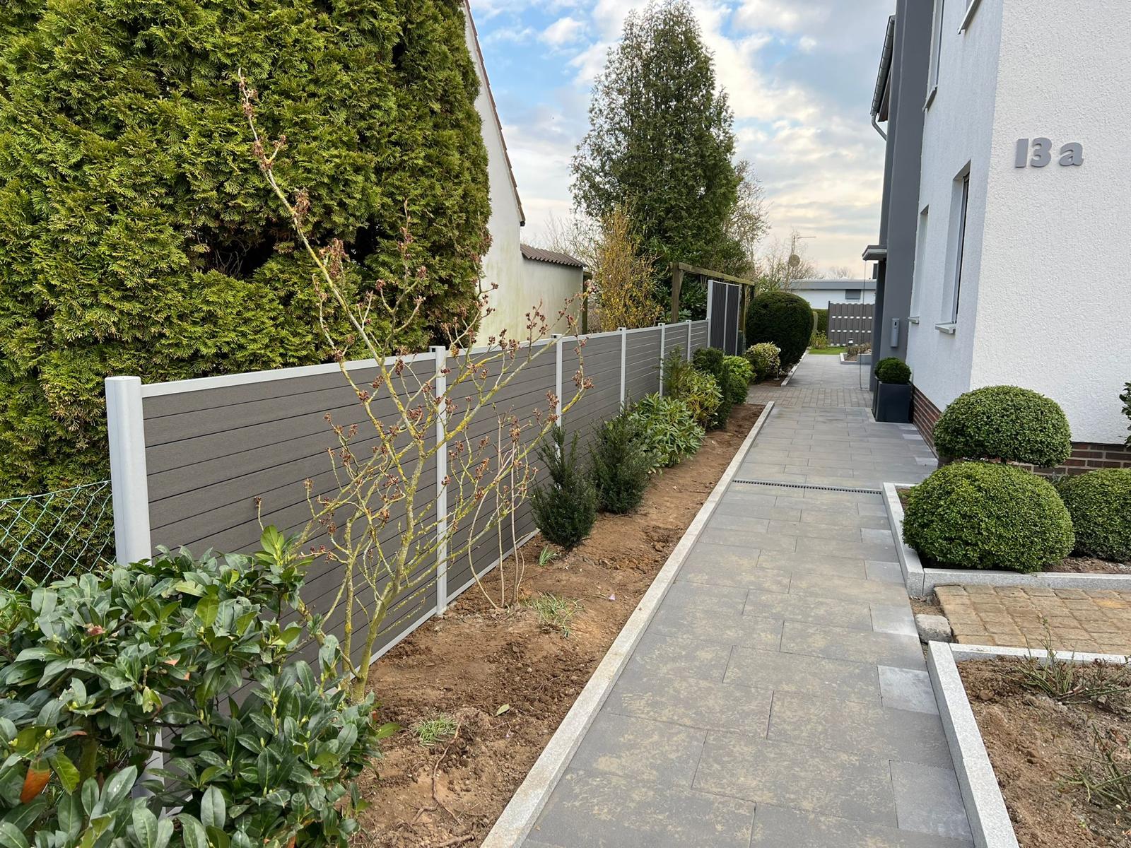 Zaun in Holzoptik in weiß und grau gestrichen