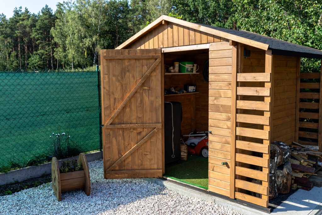 Gerätehaus bauen: Gerätehaus aus Holz in einem Garten.