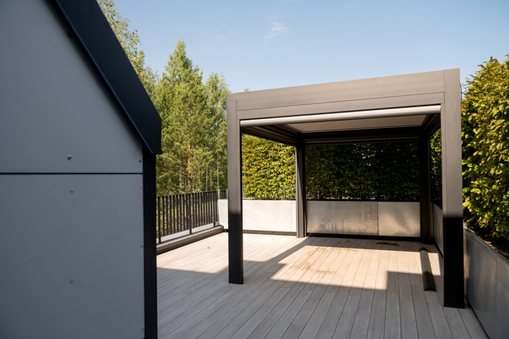 Schwarze Pergola Terrasse im Hintergarten.