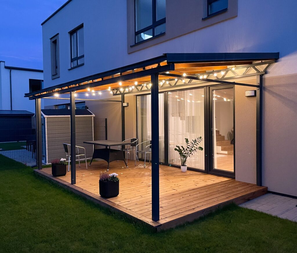Gemütliche Pergola Terrasse mit Lichterkette.