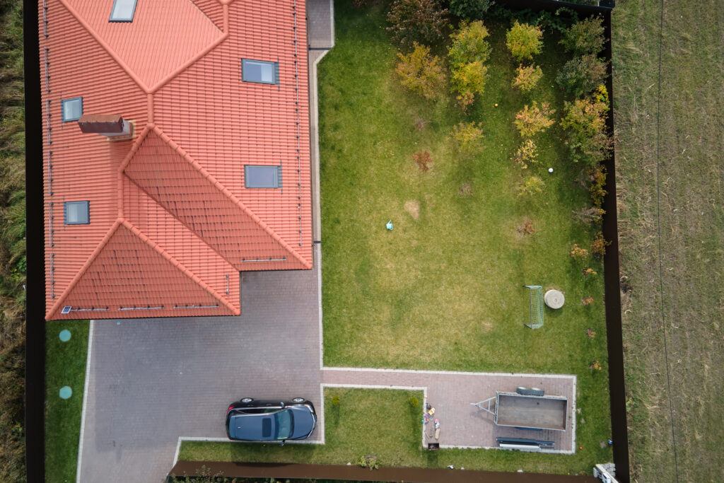 Wohnwagen Stellplatz vor dem Haus.